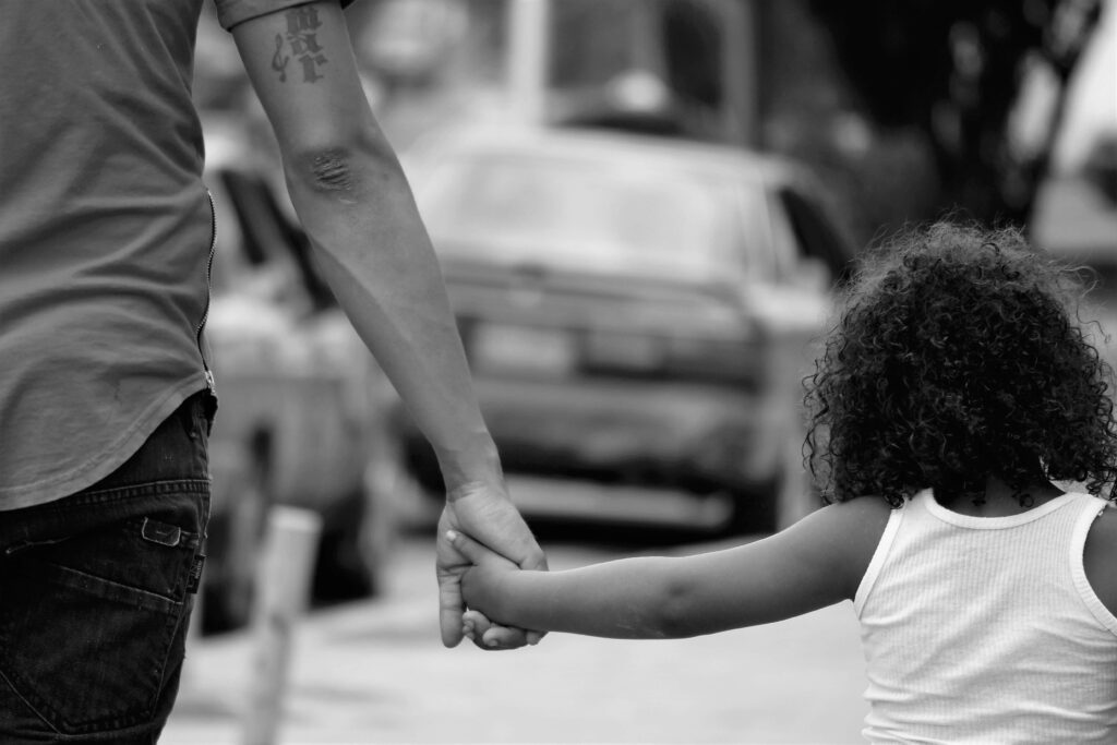 Mãe caminhando com o filho para exemplificar o que evitar dizer para os filhos na infância.