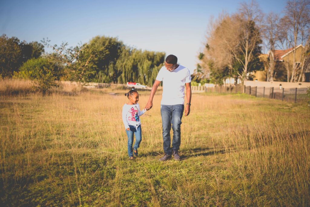 Mãe e filho se abraçando felizes após aprenderem o que evitar dizer para os filhos na consultoria parental.